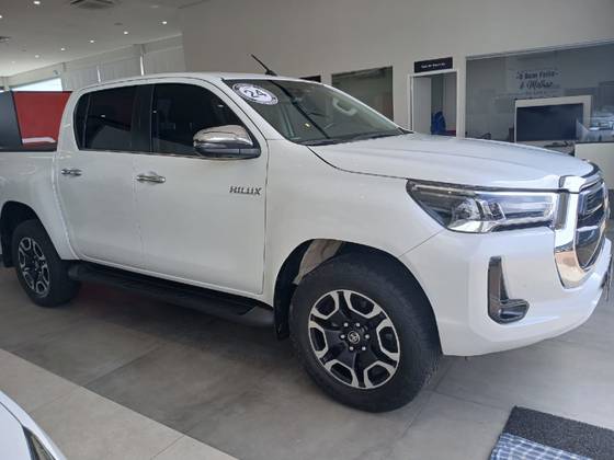TOYOTA HILUX 2.8 D-4D TURBO DIESEL CD SRX 4X4 AUTOMÁTICO